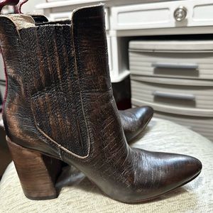 Janelle size 9. Worn only a few times. Brown leather distressed.